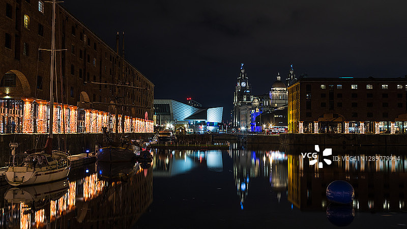 优雅三女神雕像与艾伯特码头的节日灯光倒影图片素材