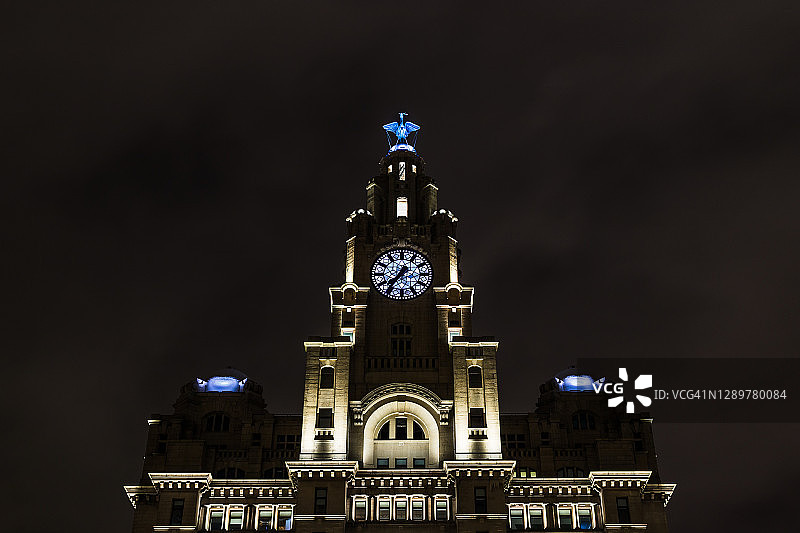 夜晚仰望利物浦大厦图片素材