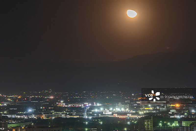 日本富山县立山和灯火通明的城市夜景图片素材
