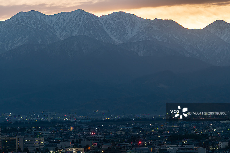 日本富山县的雪山立山和富山市图片素材
