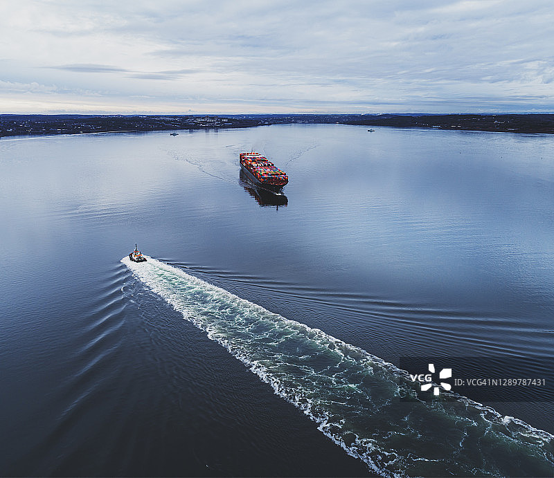 出港集装箱船图片素材