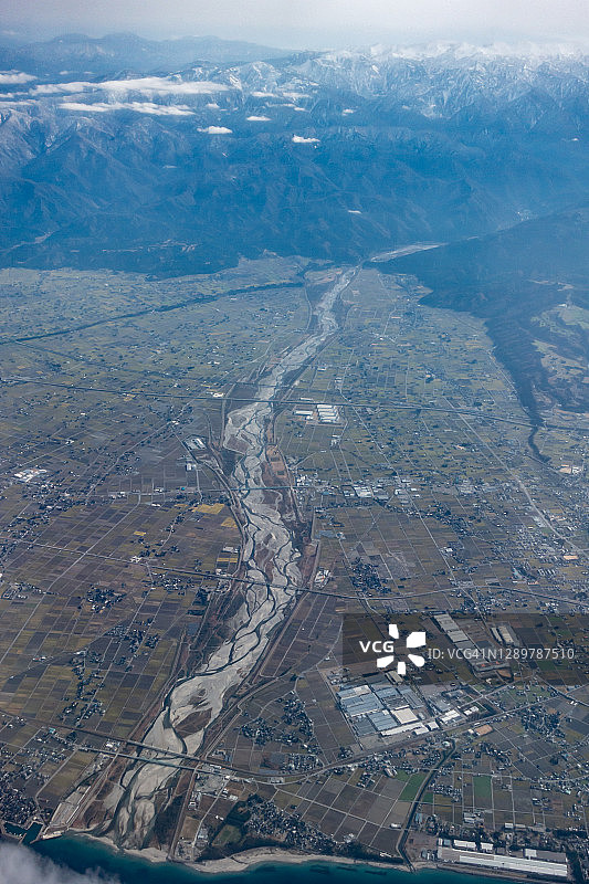 飞机航拍日本富山县的飞驒山脉和黑部川图片素材