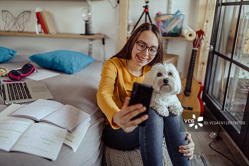 居家视频会议远程学习图片素材