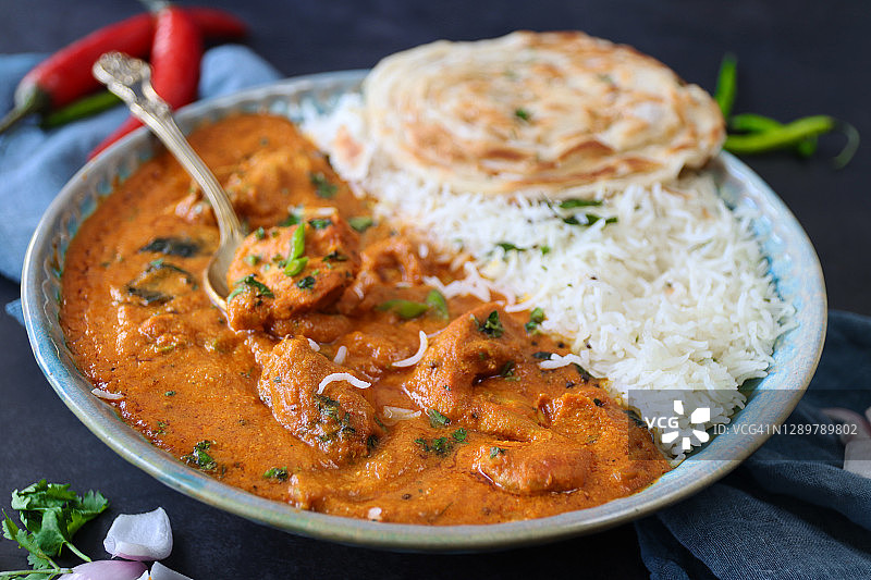 黄油鸡肉咖喱配米饭和拉茶抛饼图片素材