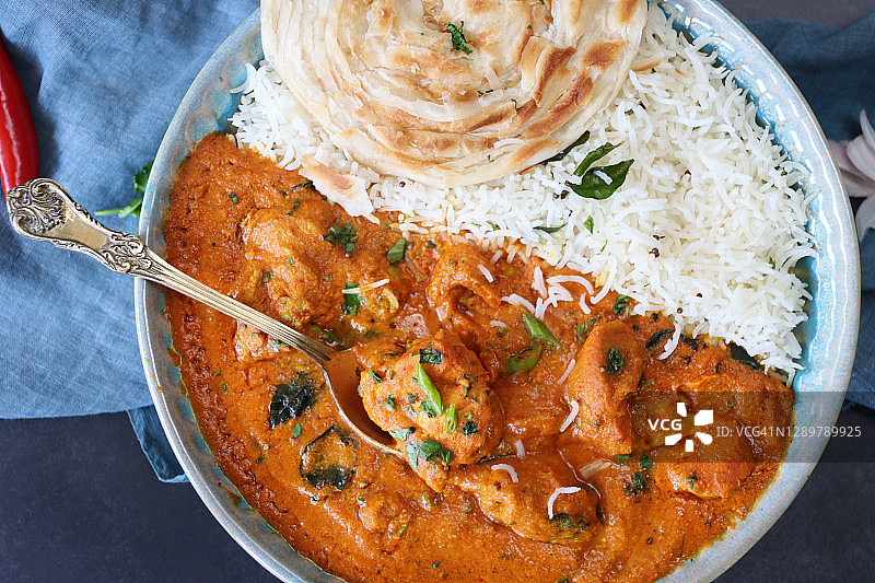 黄油鸡块咖喱和米饭图片素材