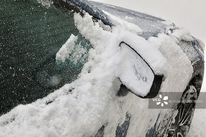 被雪覆盖的车辆图片素材