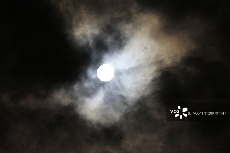 恐怖天空中的满月图片素材