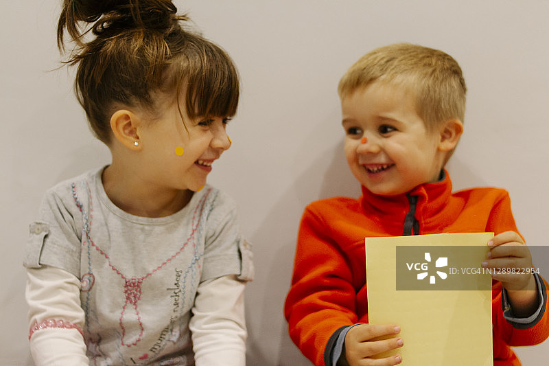 玩贴纸的快乐儿童图片素材