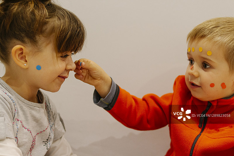 玩贴纸的快乐儿童图片素材