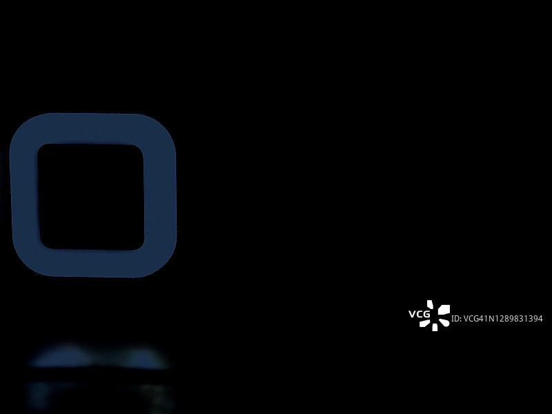 黑暗空间中的现代照明夜灯图片素材