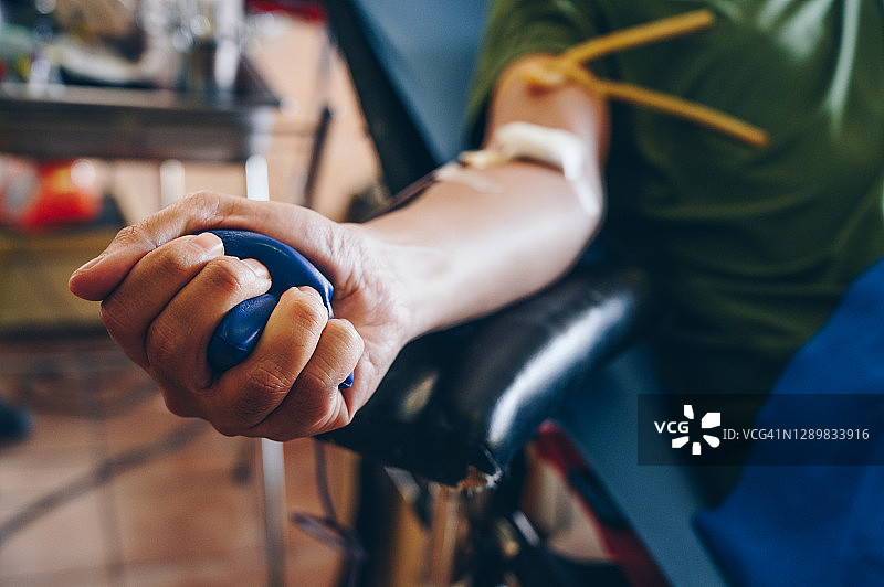 献血时挤压握力球图片素材