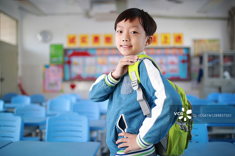 亚洲小学生在教室里做作业时思考图片素材