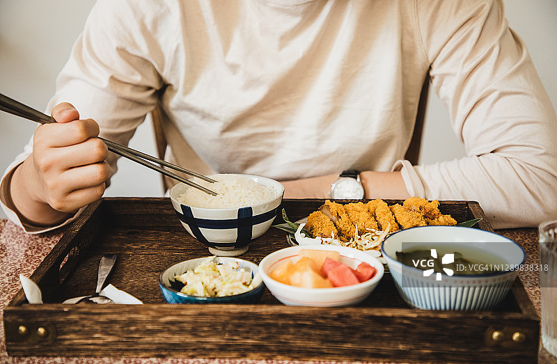 女人在餐厅享用日本料理图片素材