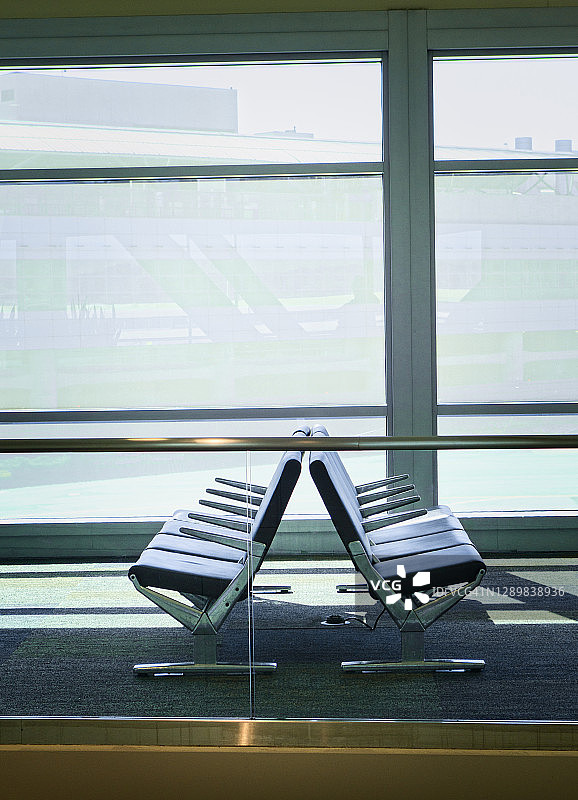 机场候机楼的空椅子图片素材