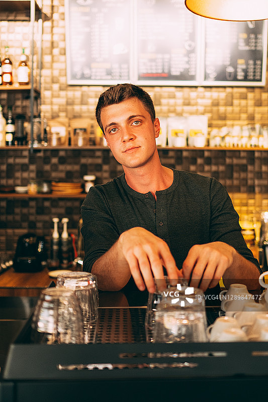 咖啡师在咖啡馆为顾客制作咖啡图片素材