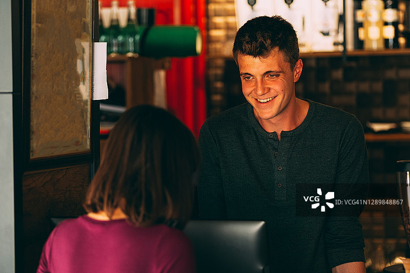 咖啡师在咖啡馆接受顾客点单图片素材