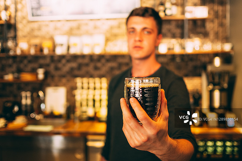 咖啡师手持美式咖啡图片素材