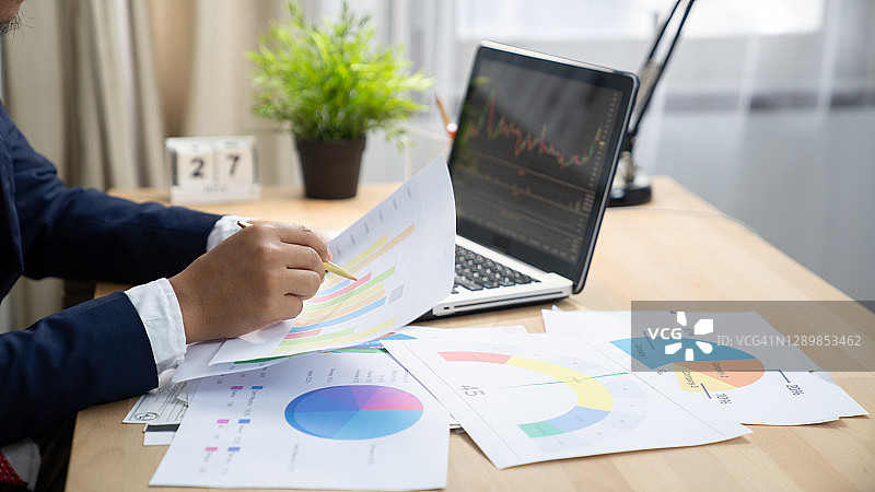 商业会计概念，商务男士使用计算器和电脑笔记本，预算和贷款文件图片素材