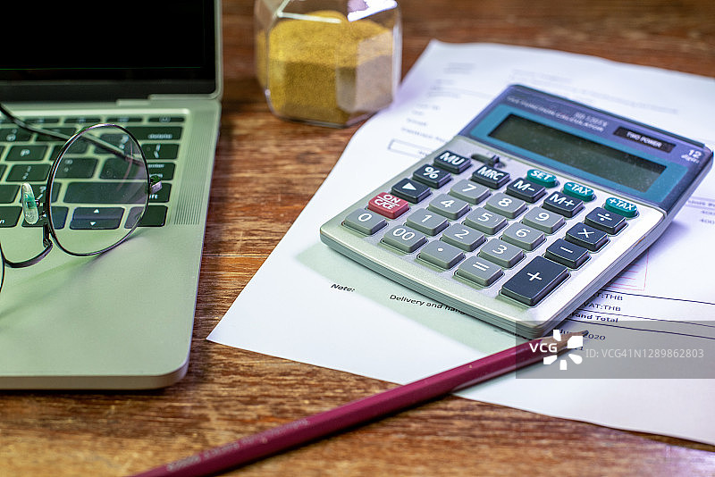 带有笔记本电脑、计算器和笔的金融图表图片素材