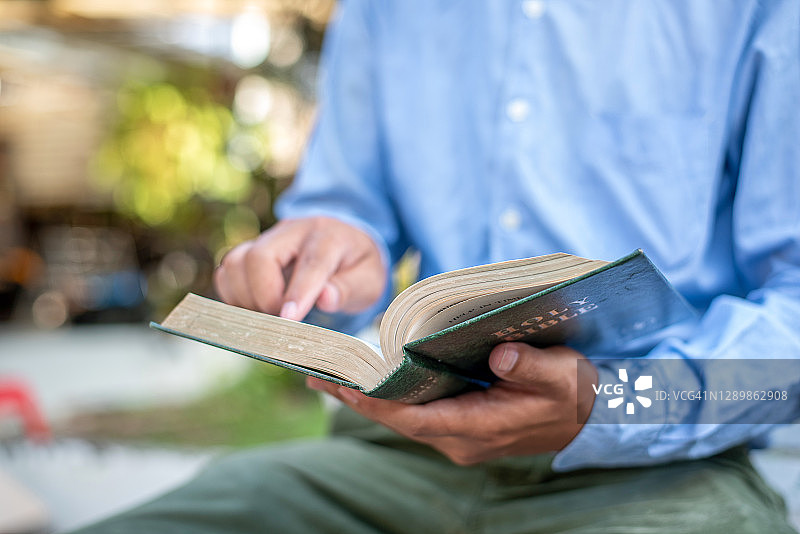 男人阅读《圣经》，阅读书籍。图片素材