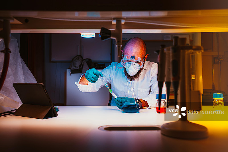 研究人员在实验室工作：研发新冠疫苗图片素材