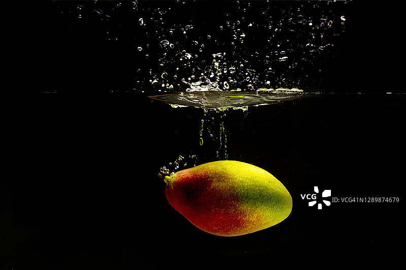 芒果落入水中图片素材