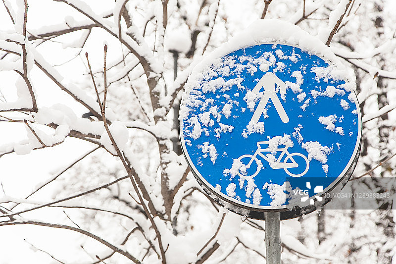 白雪覆盖的道路标志图片素材