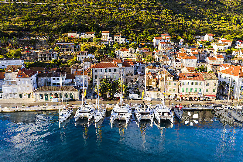 克罗地亚维斯岛维斯镇鸟瞰图图片素材