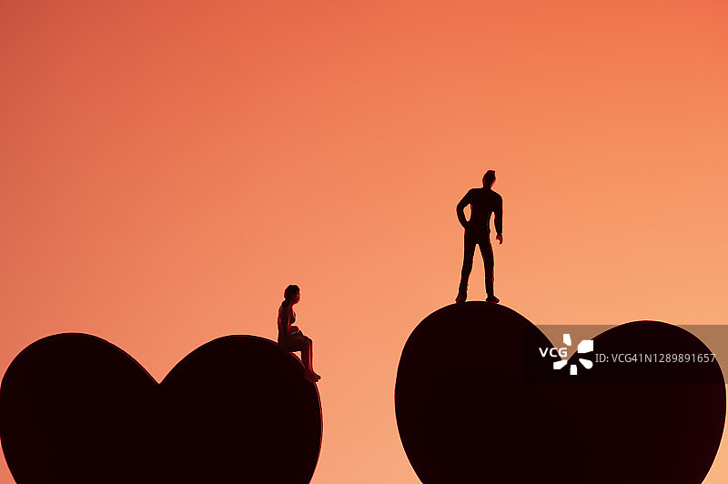 爱情概念：男女心形剪影图片素材