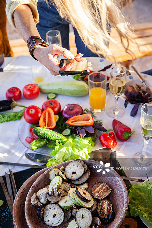 拍摄油炸蔬菜的局部女人图片素材