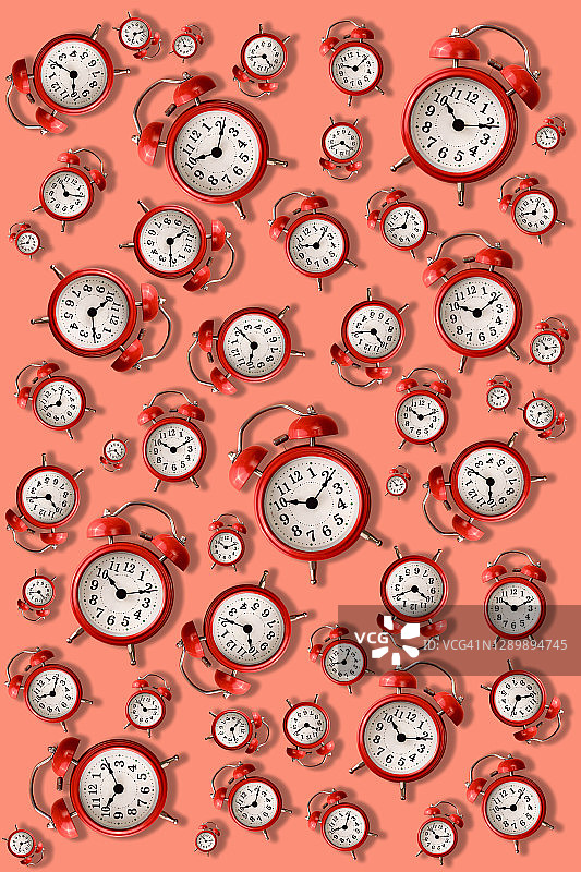 背景中不规则重复的红色闹钟图片素材