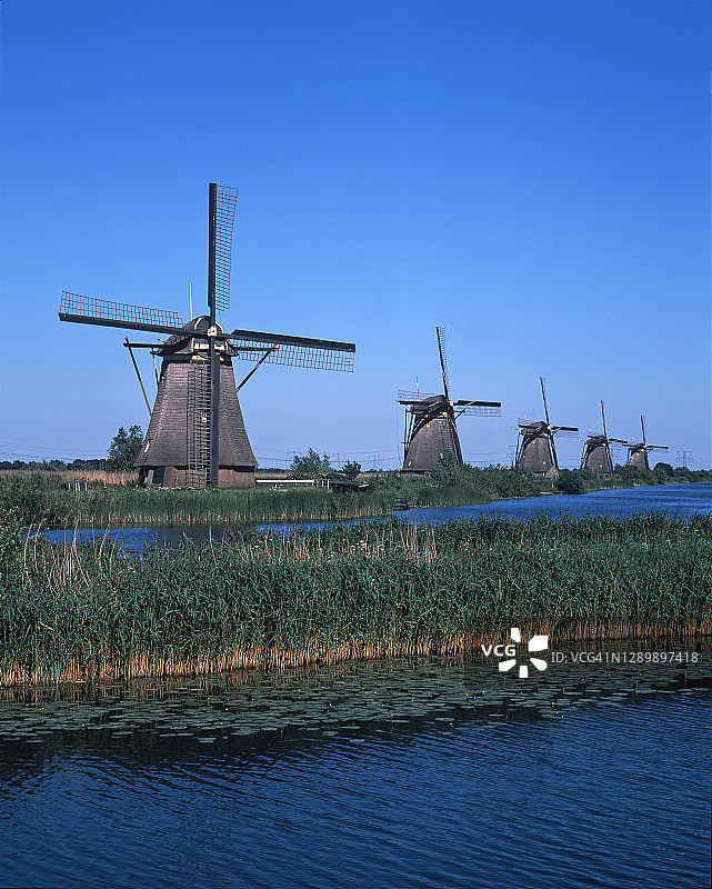 小孩堤防的风车图片素材