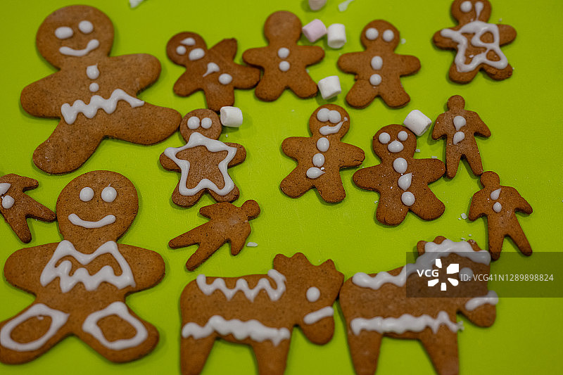 用糖霜装饰的自制姜饼人图片素材