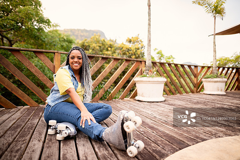使用滑轮和微笑的美丽女人肖像图片素材