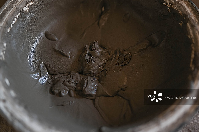 铁盆铺瓷砖解决方案，公寓和房屋维修图片素材