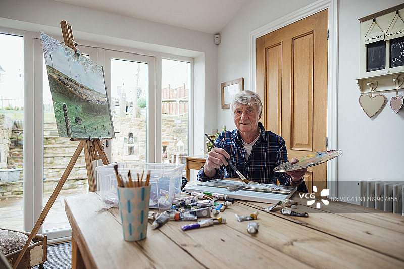 在家自豪地绘画图片素材