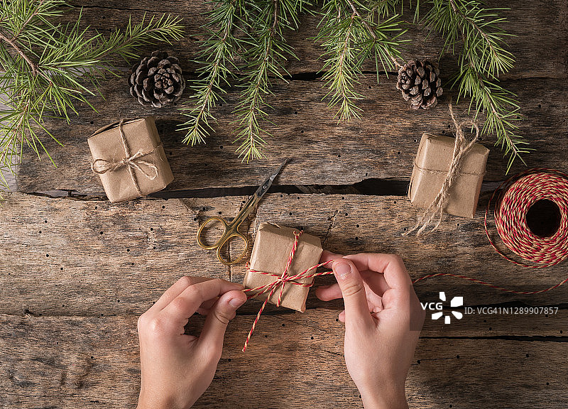 男孩在木桌上准备圣诞礼物图片素材
