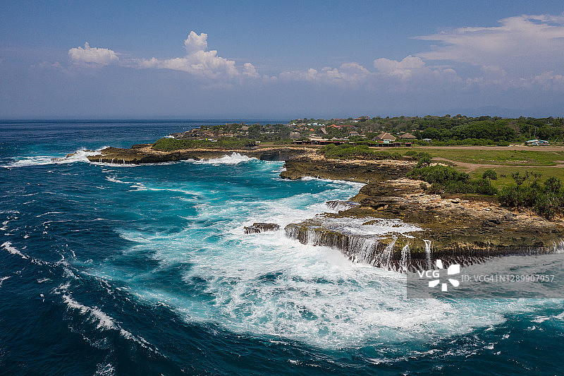 印度尼西亚巴厘岛恶魔之泪海岸的巨浪图片素材