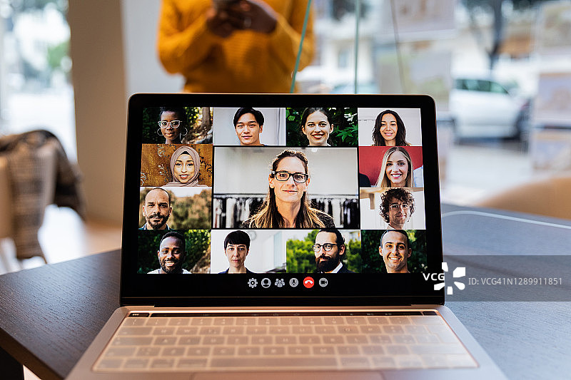 办公室大型电话会议图片素材