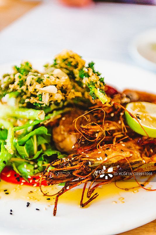 开普敦美食：炸羽衣甘蓝虎虾图片素材