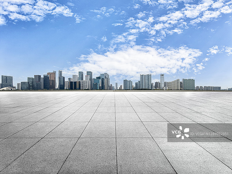 从广场眺望杭州钱江新城城市天际线图片素材