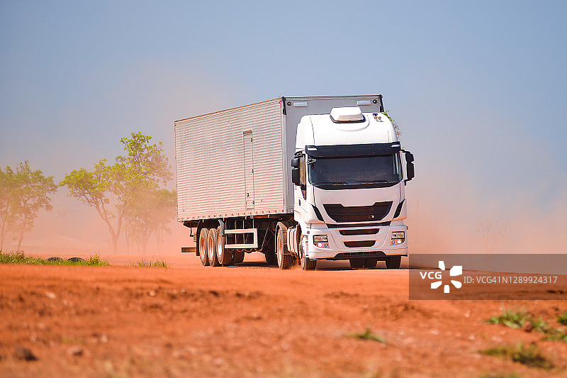 土路上的卡车图片素材