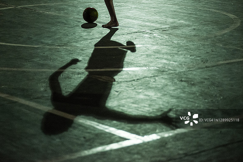 踢足球的男孩的影子图片素材