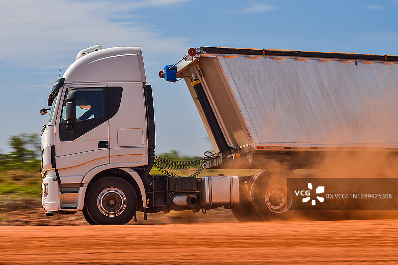 土路上的卡车图片素材