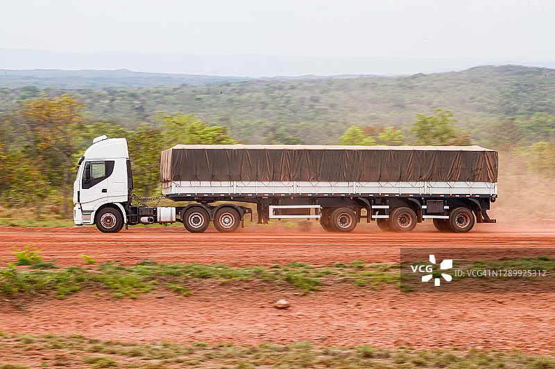 土路上的卡车图片素材