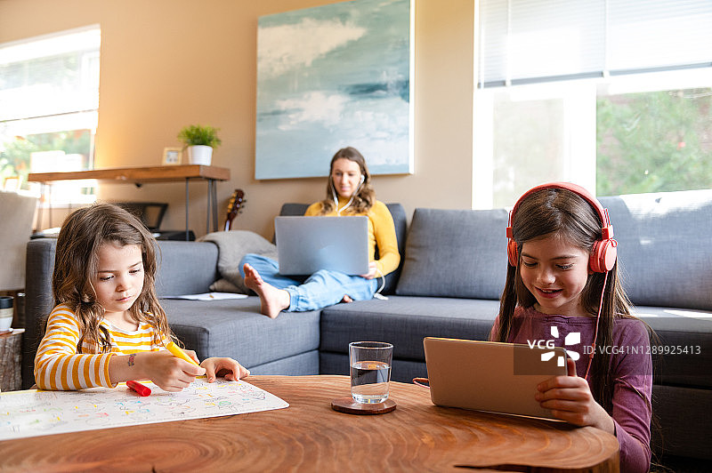 在家工作和学习图片素材