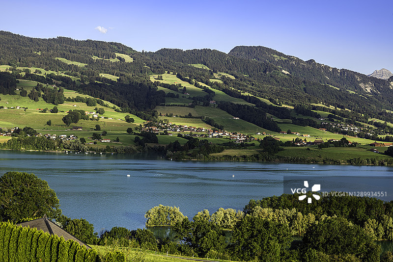 格吕耶尔湖夏季风光，阿尔卑斯山背景图片素材