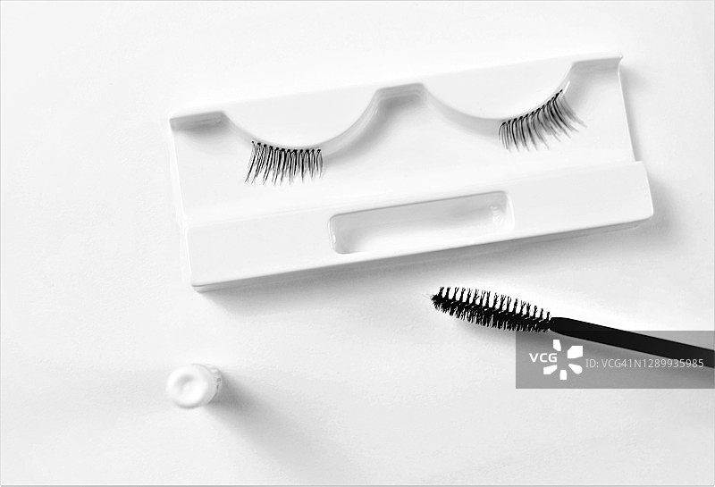 桌子上的假睫毛图片素材