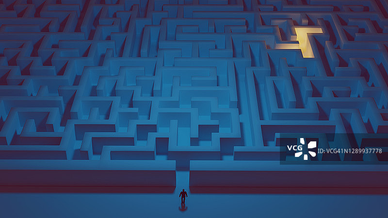 男人站在巨大的迷宫前，准备迎接挑战图片素材