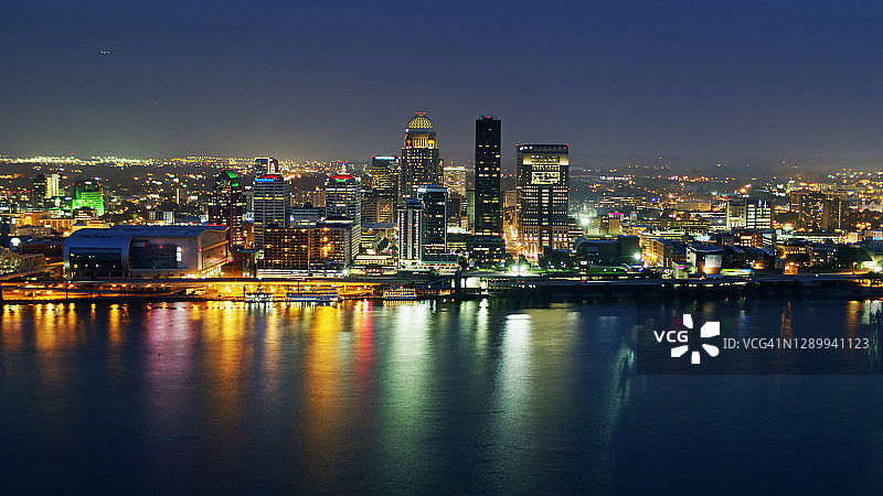 俄亥俄河中路易斯维尔的夜景倒影图片素材